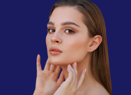 jolie femme brune zoom visage